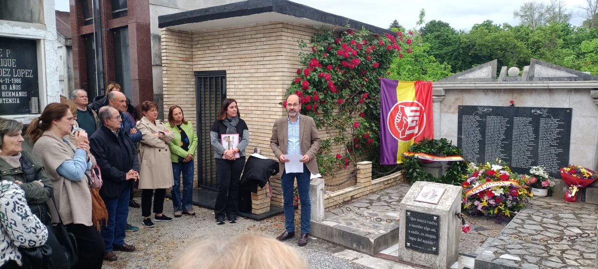 ugtcantabria's tweet photo. UGT de Cantabria rinde homenaje un año más a la II República española en el 95 aniversario de su proclamación (Cementerio de Geloria, Torrelavega)
#ugtcantabria #IIRepublica #Torrelavega #aniversario https://t.co/XOXe4ZCRd9