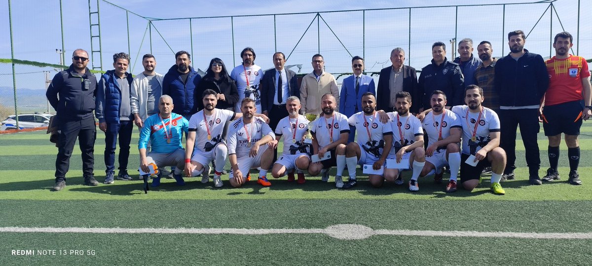 SemihGkdgn's tweet photo. Nurdağı Gençlik ve Spor İlçe Müdürlüğü olarak 
"6-10 Nisan Polis Haftası"
 kapsamında emniyet personelleri futbol turnuvasının Finalini "Suç ve Araştırma Büro Amirliği" kazandı. 
@BBozgeyik_27 @kemalcebervali @Numannafizsahin @ncerciyas @YILDIRIRMehmet @hruhimor @demirlevent1 https://t.co/SieLoHUwOy