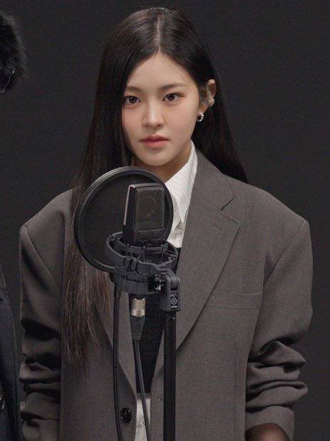 ayne_how's tweet photo. Ayne performed the song "killing voice" together with babylon, dedicated to the memory of the late wheesung, co-founder of bluebrown records. full video of performing "killing voice" can be viewed on youtube

#HOW #HEART5WOMAN #JEONGYEON_HOW #한정연 #AYNE_HOW #AYNE #HEARTOFWOMAN https://t.co/8piJcfllxq