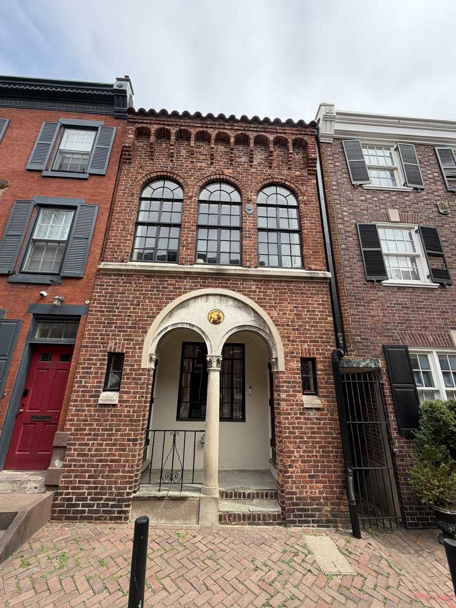 StrolloSweets's tweet photo. It’s not often you see Palazzo style in Philadelphia, but alas, this city keeps surprising me. One of my favorites. Crest simply reads “architecture” https://t.co/54JFJ7kS9k