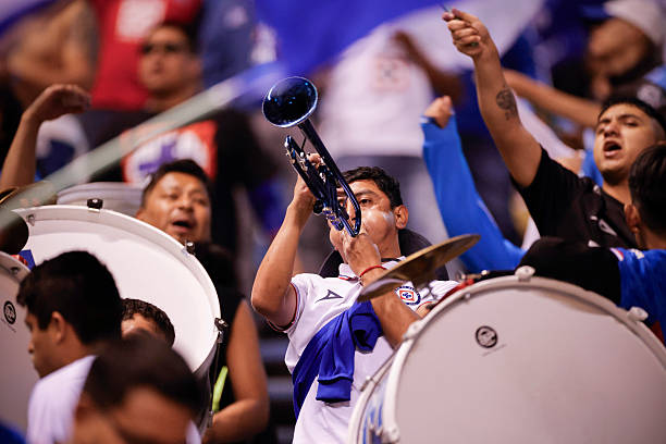 Hay noches en que uno no espera demasiado de lo que ve, pero sí muchísimo de lo que recuerda. 
¿Y acaso ser de Cruz Azul no es eso? En concederle al partido que viene una fe que el presente no se ha ganado del todo, en sospechar que aún puede ocurrir lo improbable aunque los