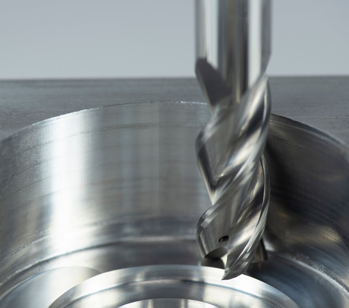 LMTOnsrudLP's tweet photo. Slotting aluminum made easy ⚙️

Our Aluminum Finisher Series:
✔️ Coolant-thru
✔️ Optimized flute geometry
✔️ Better chip evacuation
✔️ Longer tool life

Available in 2 &amp; 3 flutes. See more: https://t.co/unvlwVe2PA
#Manufacturing #Metalworking https://t.co/jBGWvKkwvc