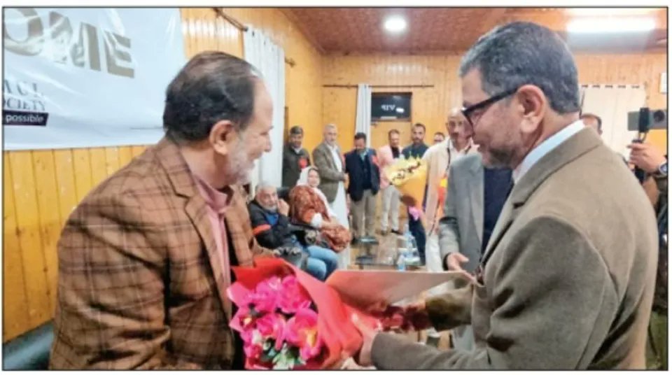 Baramulla sees joint political and civil society meet on development issues, with leaders pledging upgrades to GMC, roads, parking and urban infrastructure