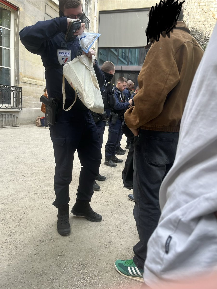 c_p_s_p's tweet photo. @lvassy a déployé son unique mode opératoire : la répression policière. Les étudiants de SciencesPo ont été interpellés et alignés comme du bétail dans le jardin du 27 rue Saint-Guillaume. https://t.co/GoKFTPOciv
