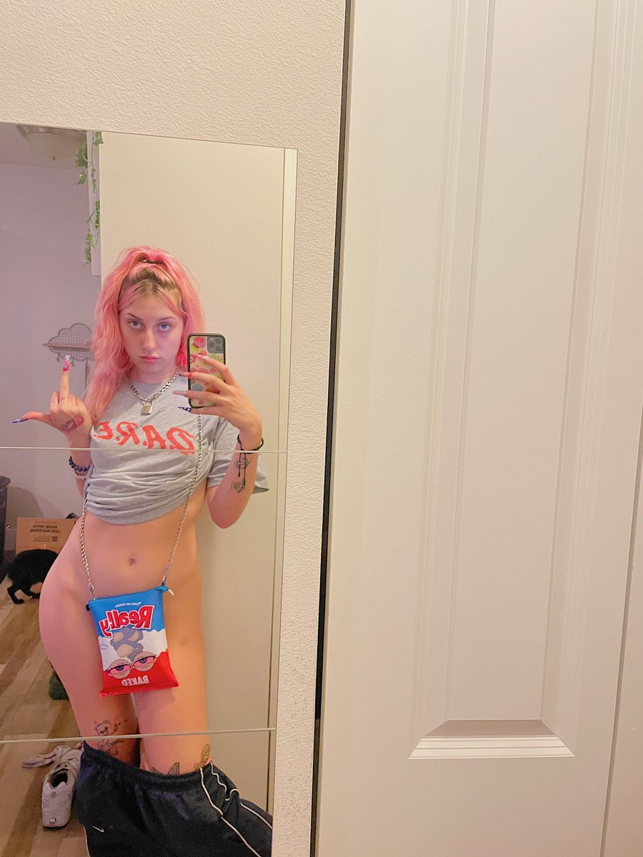 hall_stell56577's tweet photo. No pants on 💕👅 https://t.co/26lrSRaCQT