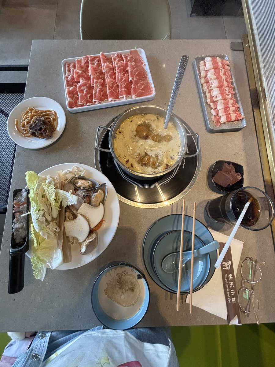 日子也是好起来了，吃完火锅来撸猫，咪的天这些个咪竟然任撸，不伸爪子也不咬人还会吧头顶过来主动让撸还会呼噜噜，人均绝世好猫。这也太幸福了吧