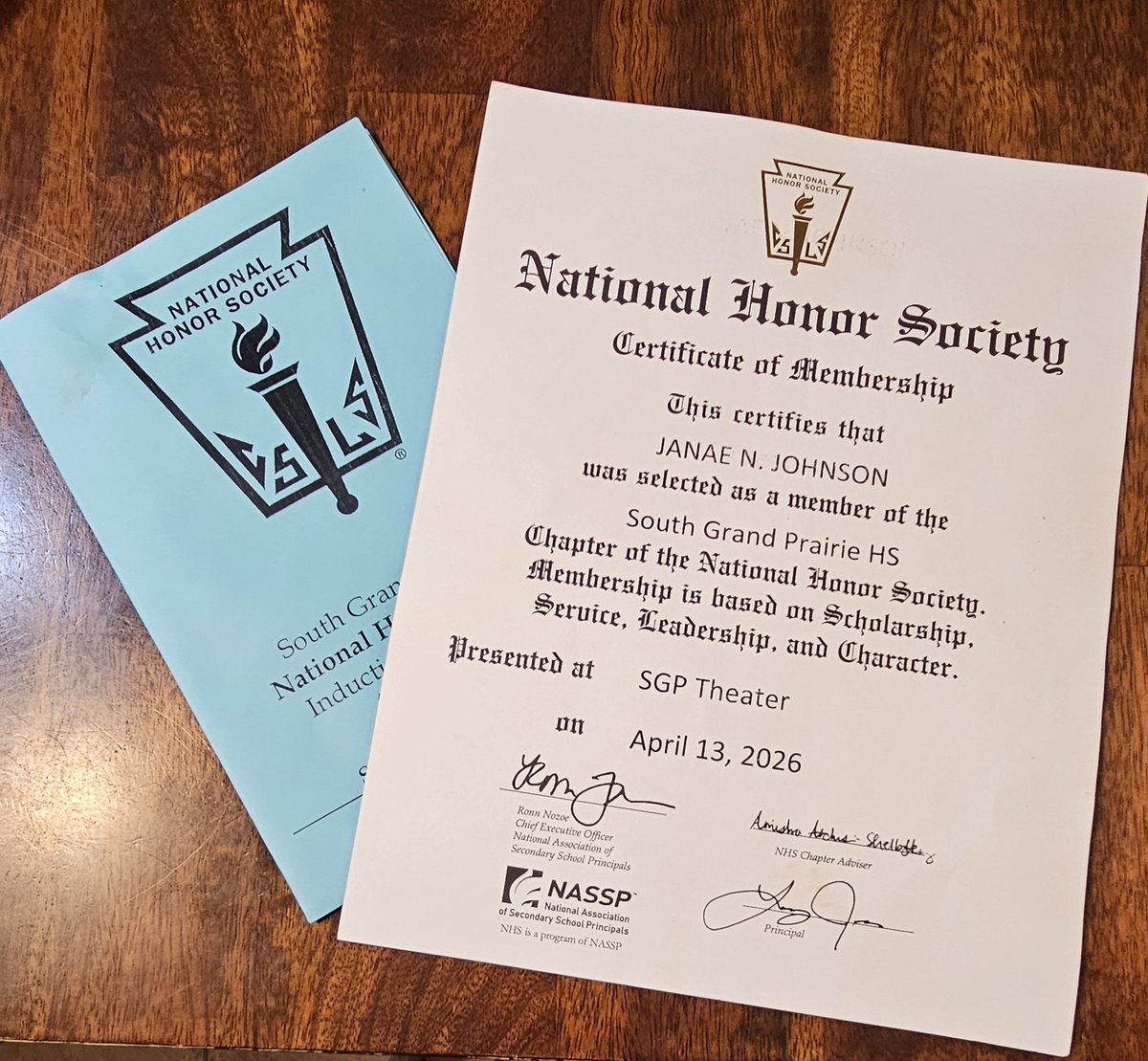 Janaenichole27's tweet photo. Grinding on and off the court 💯🏀📚 #NationalHonorSociety #StudentAthlete #ScholarAthlete #HardWorkPaysOff #NoDaysOff #SheDidThat #LevelingUp https://t.co/nkRPMxrzGC