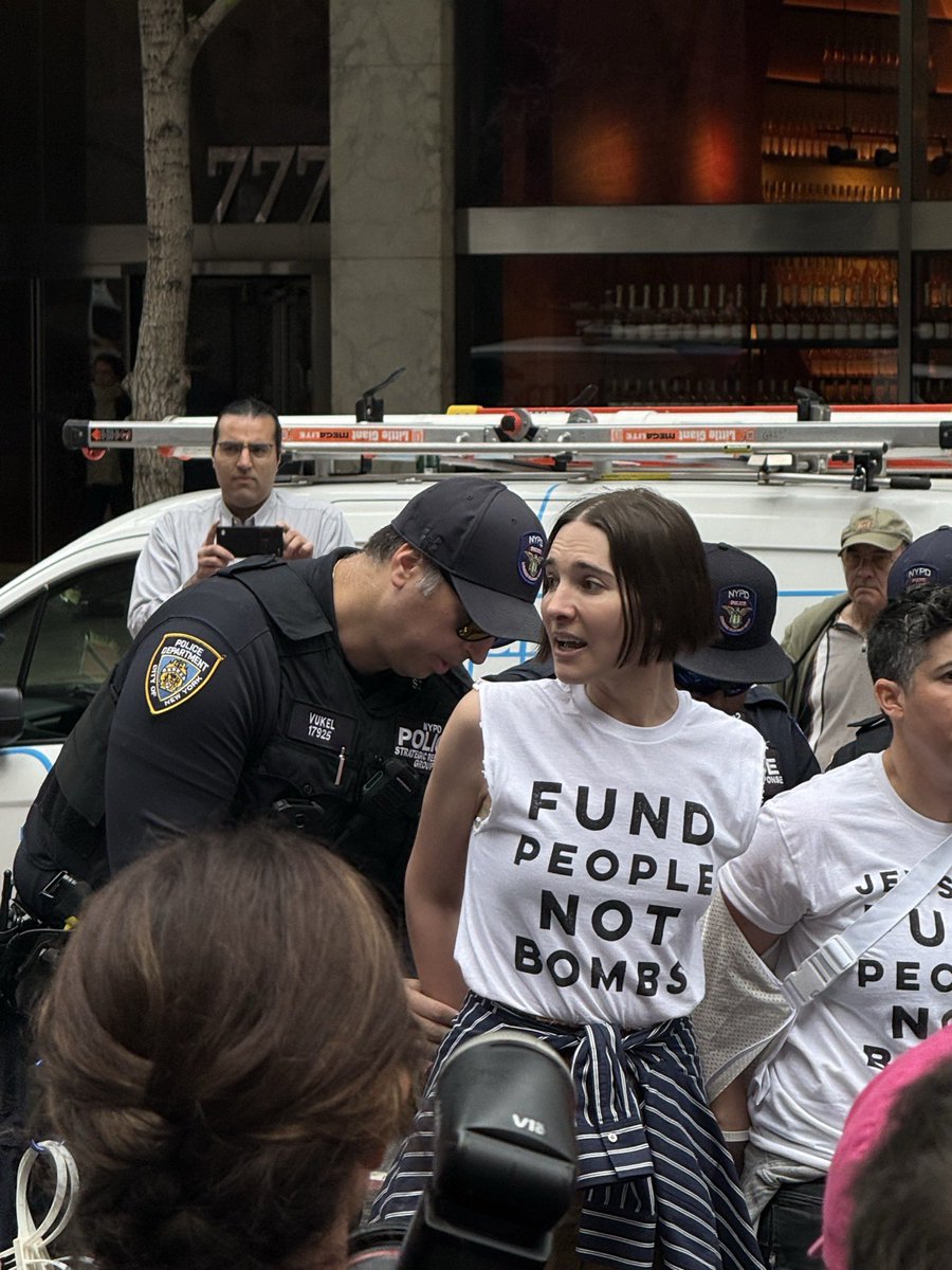 hari nef tweet media