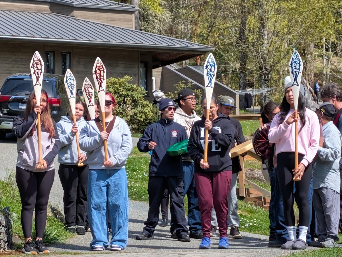 PCUWC's tweet photo. This week, 7 paddles painted by our students were gifted to the SC’IȺNEW̱ Tribal Journey Family during the Awakening of the Paddle Ceremony. 

Pointing to the sky, they symbolize friendship and peace. We are grateful to witness this bond with the SC’IȺNEW̱ Nation.

HÍSW̱KE to all https://t.co/Xz44Z4JIzA
