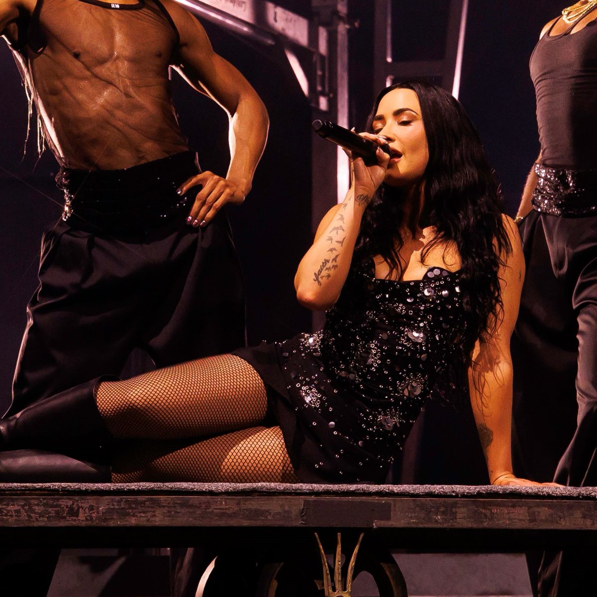 demilovatobr's tweet photo. Quantidade de faixas de cada álbum de Demi Lovato na setlist da It's Not That Deep Tour:

Don't Forget: 0
Here We Go Again: 0
Unbroken: 2
DEMI: 2
Confident: 3
TMYLM: 2
DWTDTAOSO: 0
HOLY FVCK: 0
INTD: 12
Droplets: 1 https://t.co/wlGk61Aydu