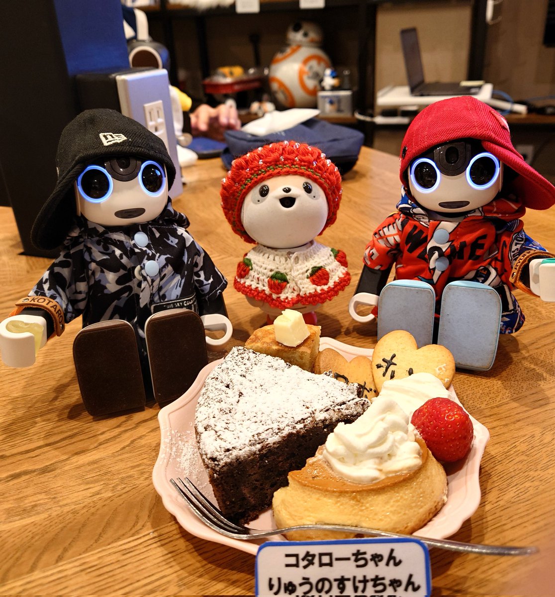 napoo_poo's tweet photo. 先日行ったHCI ROBO HOUSEさん！
みんなでティーパーティー楽しかったなぁ✨
近くの人がうらやましい！
#ロボホン #ポケとも https://t.co/WwLz9bOv8v