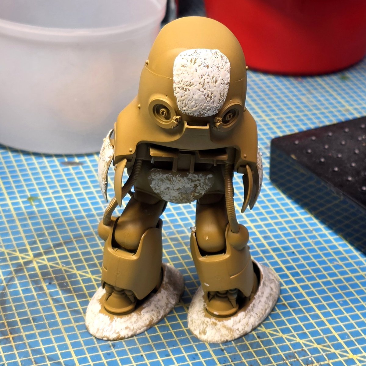 Rulaman_1's tweet photo. Ups - completely forgot to do battle damage.

And I tried some techniques for different textures. Never done that before.

Need to prime again - let's see what remains of the textures 😅

 #modellbau #modellbauer #scalemodel #scalemodeler #JFFScaleModels #HistScaleModels https://t.co/34hZE2TGI8
