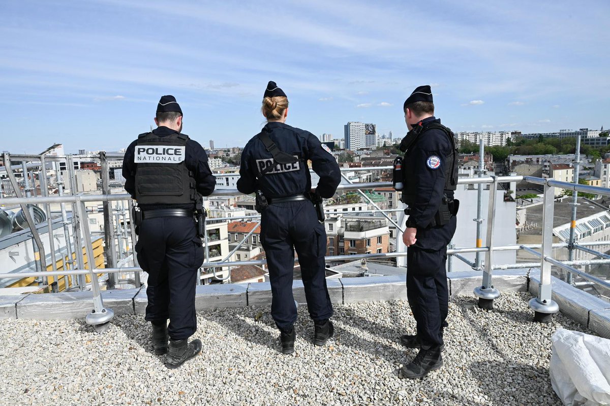 #OpérationDampleur |📍 À #SaintOuen, ce lundi, une opération judiciaire a conduit à :
🔴 13 interpellations pour trafic de stupéfiants
➡️ La saisie de 160 g de cocaïne, 145 g de cannabis et 45 147 €.

La lutte #Antistups se poursuit par la sécurisation sur le terrain : la