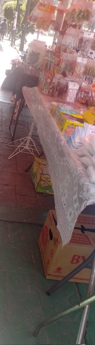maferlh's tweet photo. No es justo que los que tiene locales los estén castigado tanto y los ambulantes no los toquen. Y lo más descarado es que están a unos pasos de la delegación y se hacen los ciegos ante tanta arbitrariedad. https://t.co/0aeNluozYT