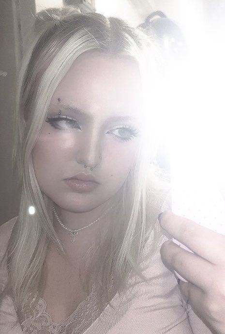 DEAD AND gigi tweet media