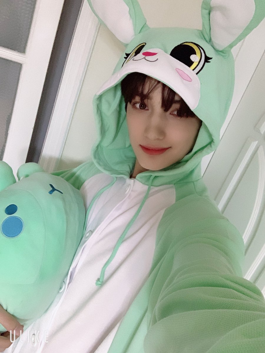ag7_ltg's tweet photo. 글고이건 저재앙이닥쳐오기전에 올라왓던셀카입니다 https://t.co/NCaqWTs217