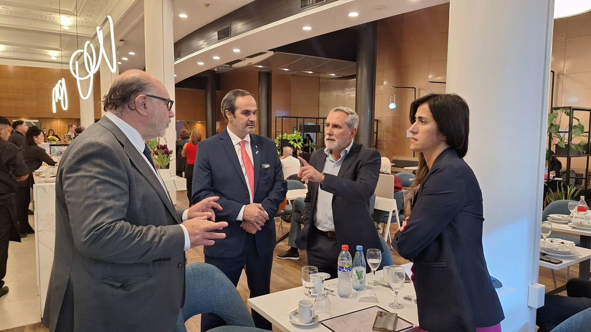 maurovazon's tweet photo. Gran encuentro con los amigos @JimedelaTorreBA (Nación), @MPiedecasas (Santa Fe) y @TATIREGUERA (Chaco) para conversar sobre el rol de la abogacía en la selección de magistrados a lo largo y a lo ancho de país. https://t.co/bhlwb9zgKQ