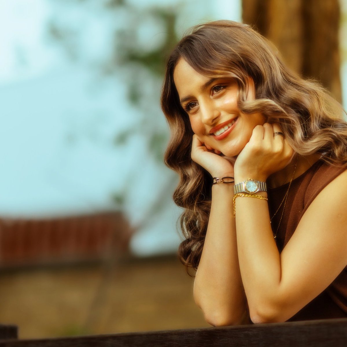 -
 يسمعني حينَ يراقصُني..
كلمات ليست كالكلمات 🎻🤍.