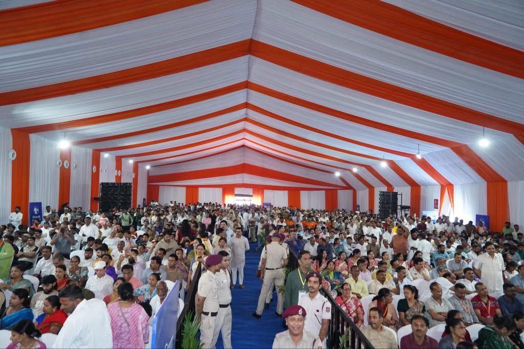 आज दिल्ली–देहरादून एक्सप्रेसवे के लोकार्पण कार्यक्रम में शामिल हुई ।

माननीय प्रधानमंत्री Narendra Modi जी के नेतृत्व और Nitin Gadkari जी के मार्गदर्शन में देश का सड़क इंफ्रास्ट्रक्चर तेजी से नई ऊंचाइयों पर पहुंच रहा है।

दिल्ली के विकास की दिशा में यह एक महत्वपूर्ण कदम है
