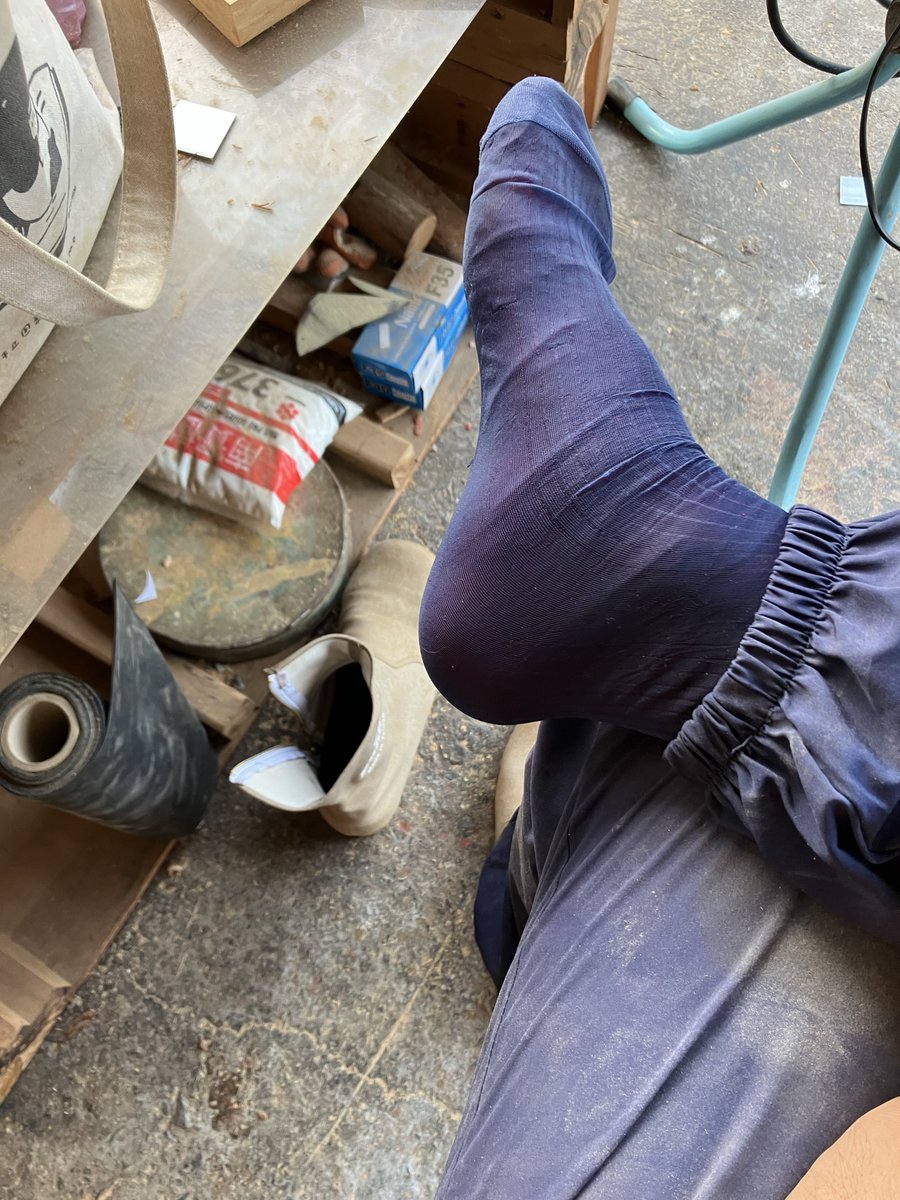 bugubear's tweet photo. [粗活下看不見的騷模樣]
每天使用大型木工機具，刨出來的木屑量驚人，我只好放棄工作鞋和布鞋。改穿水蛙鞋和雨鞋（看天氣），內裏是雙層絲襪。休息時，我脫下跟木瓜師父聊天，刻意誘惑他的眼神，硬的卻是我自己。經常午休回家吃飯休息和下班洗澡時，勢必都得來一發。 https://t.co/rUIZAF8UB1