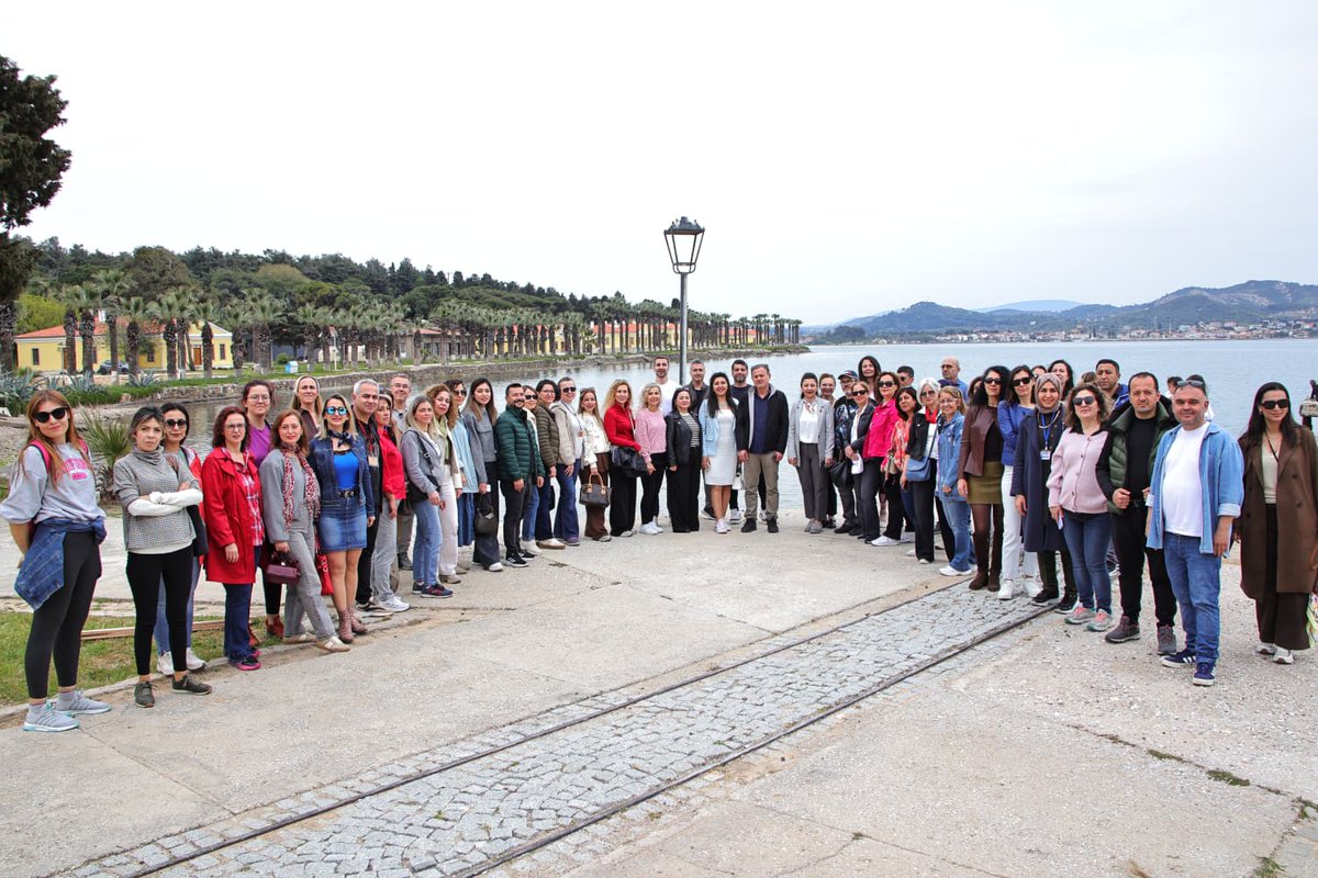 izmir_ilmem's tweet photo. 🌊🏺 İzmir’in derin hafızasına anlamlı bir yolculuk…

🏛️ İzmir Öğretmen Akademileri
Şehir ve Kültür Akademisi kapsamında düzenlenen “İzmir Limantepe Kara ve Sualtı Tarihi” programı başarıyla gerçekleştirildi.

📍 Öğretmenlerimiz ve İzmir İl Millî Eğitim Müdürlüğü ailesiyle birlikte; Ege’nin binlerce yıllık geçmişine ışık tutan bu özel buluşmada, Limantepe kazıları üzerinden bölgenin denizcilik, ticaret ve yerleşim tarihi bilimsel veriler eşliğinde ele alındı.

🎙️ Alanında uluslararası çalışmalarıyla tanınan Prof. Dr. Vasıf Şahoğlu’nun kıymetli sunumlarını, Ankara Üniversitesi Mustafa V. Koç Deniz Arkeolojisi Uygulama ve Araştırma Merkezi ev sahipliğinde dinledik.

⚓ Programın devamında Urla Karantina Adası ziyaret edilerek; adanın tarihi ve kültürel mirası, Türkiye Hudut ve Sahiller Genel Müdürlüğü’ne bağlı Karantina Adası Müdürü Turgut Yılmaz tarafından aktarıldı.

📚 Geçmişin izlerini karadan ve denizin derinliklerinden günümüze taşıyan bu kıymetli programda emeği geçen herkese teşekkür ederiz.

@tcmeb @Yusuf__Tekin @drsuleymanelban @yahsiomer