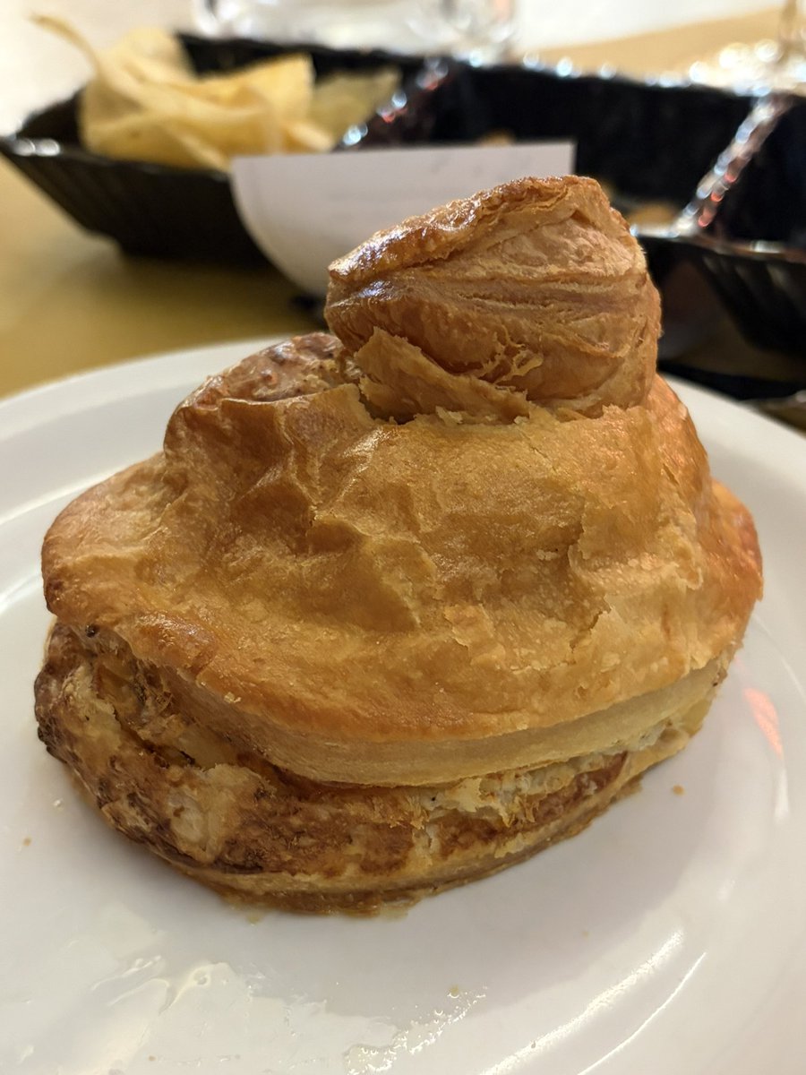 monsieurkaplan's tweet photo. Si j’ai bien compris, c’est une sorte de bouchée à la reine avec des pâtes dedans. #pasticcio https://t.co/X62OIoBReY