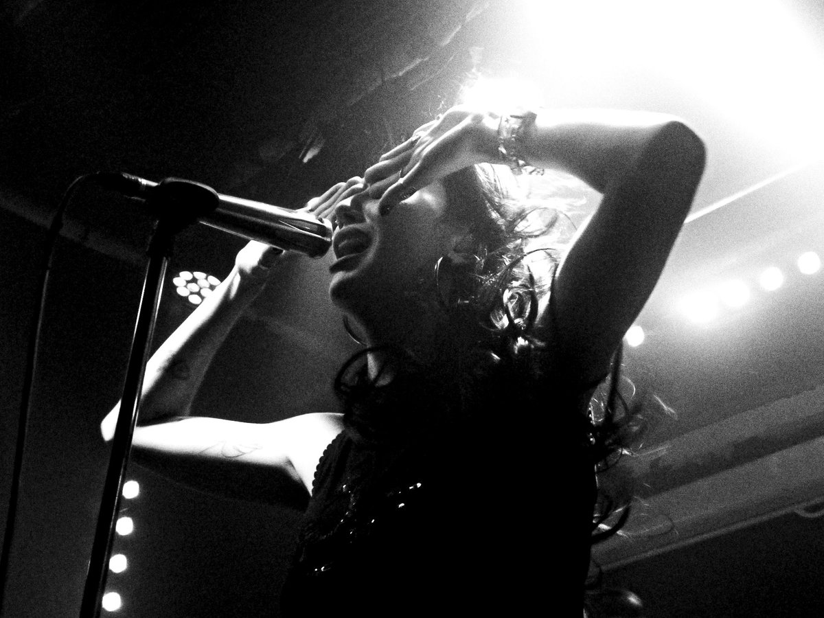 nieve ella tweet media