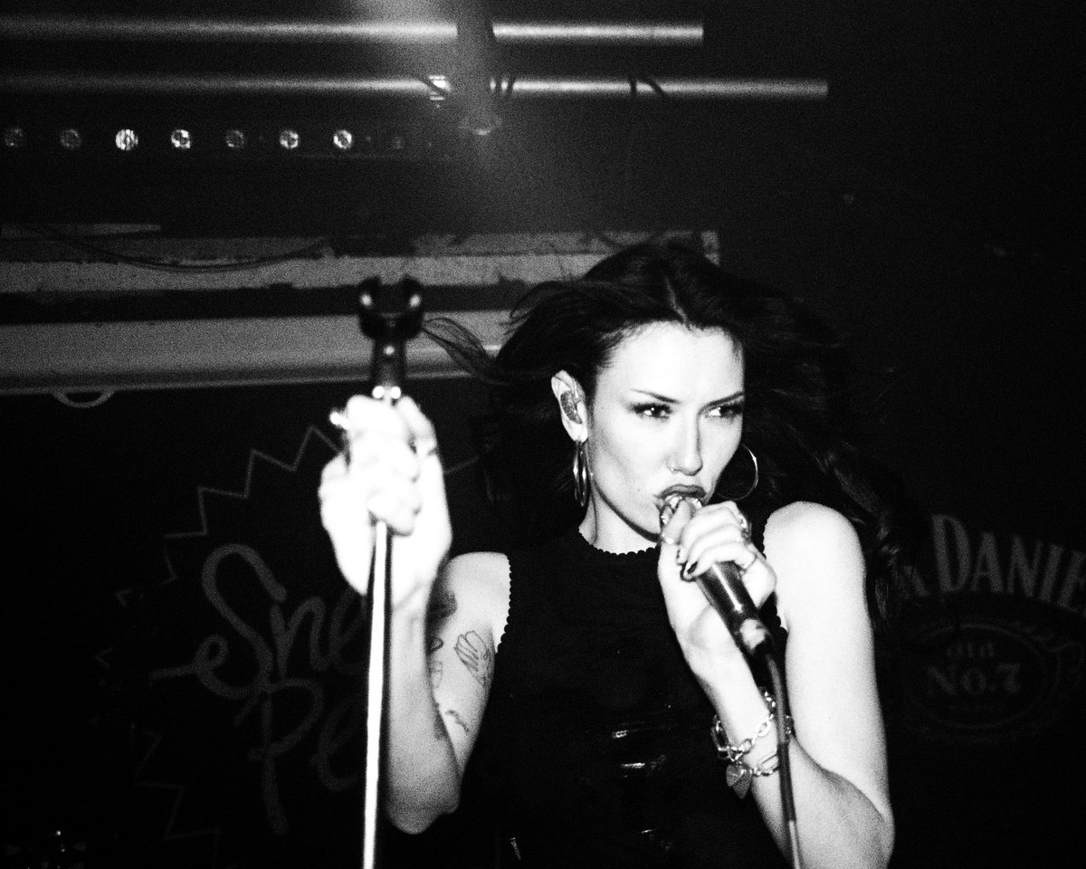 nieve ella tweet media