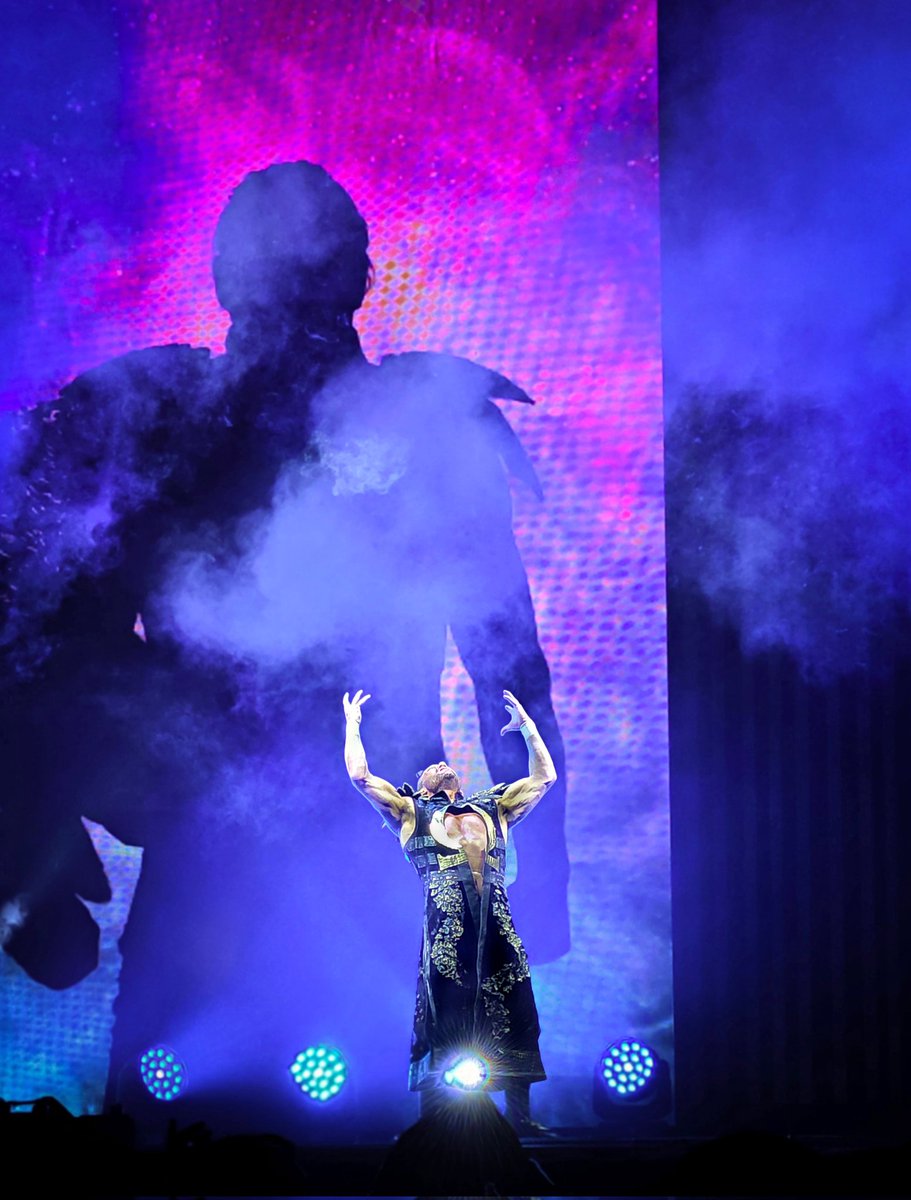 MonicaLikesAEW's tweet image. Kenny standing in his own shadow of greatness...🤴🏻🙃 #kennyomega
📷 by me (#aewdynasty 2026)