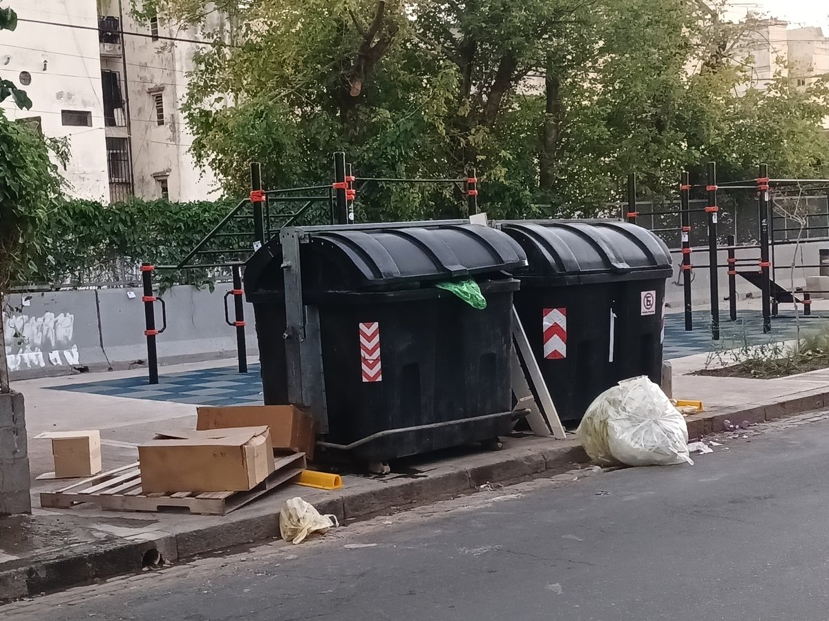eu_sou_maluca's tweet photo. @ibaistrocchi la ubicación d estos contenedores y el uso q le dan los comerciantes dl #polotextil genera un espacio antihigiénico xra la posta d calistenia recientemente inaugurada. Son usados tb d baño...X favor correrlos a allí. Venancio Flores 2900 @bacomuna7 https://t.co/zhwR0d9632