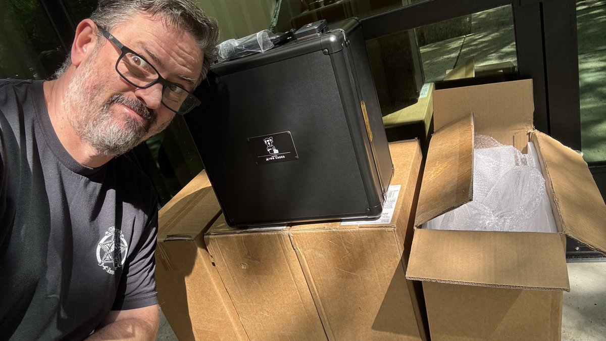 GeneBusiness's tweet photo. To open, or not to open? That is the question! #koalacase @veefriends @garyvee https://t.co/T8qvIZkFdG