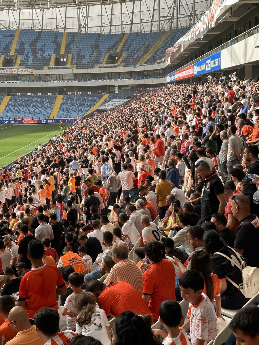 Adana şehrini yönetenler, bu şehrin bir markası olan Adanaspor’u Ergin Göleli denen kişiden kurtarmalıdır. Adanaspor’un yaşaması için kulübün acilen devredilmesi gerekmektedir. Adana uyuma, Adanaspor’a sahip çık!

#AdanasporYokOlmayacak