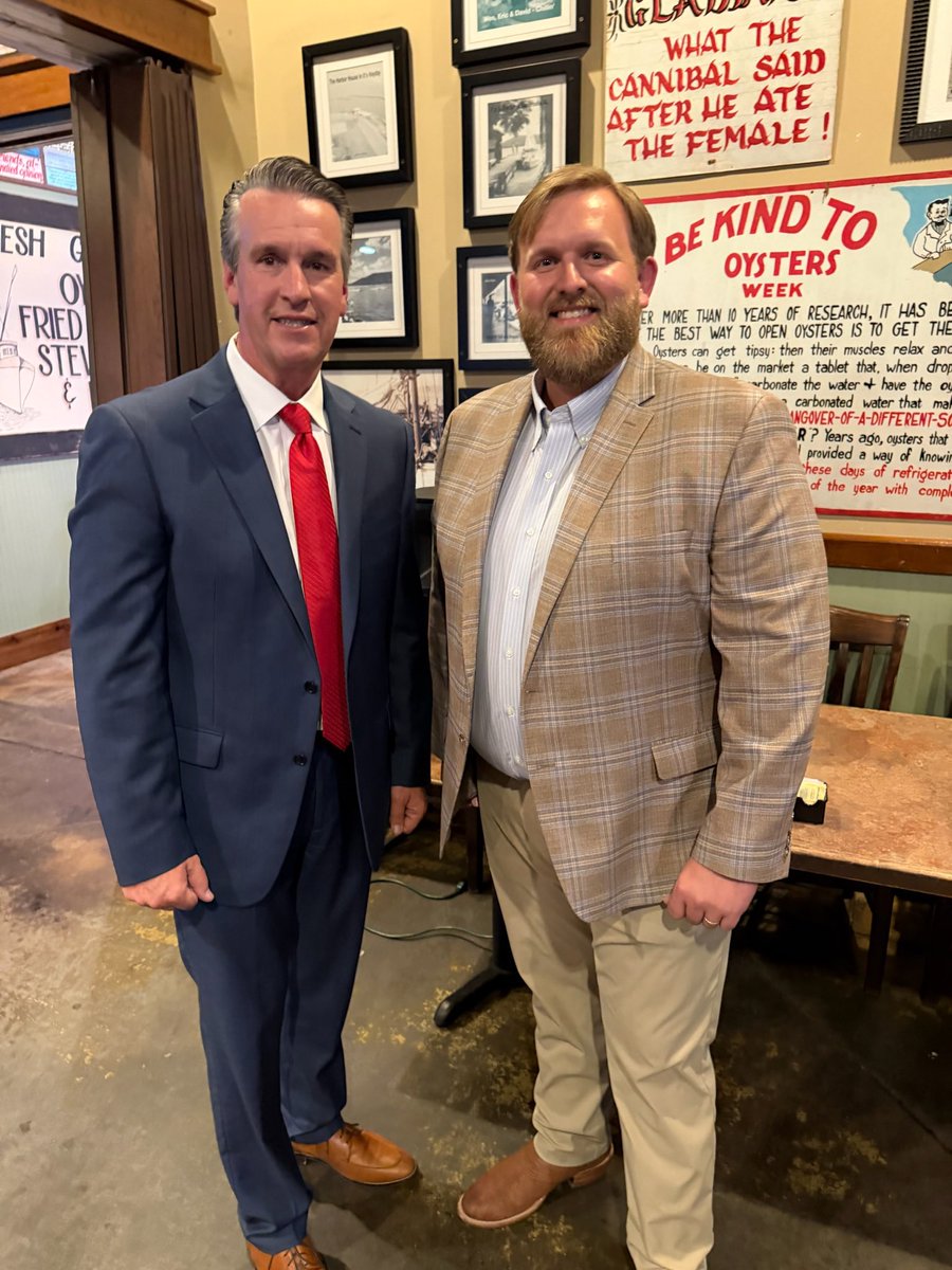 BMooreSenate's tweet image. Had a great visit with the Marshall County Republican Party at Wintzell’s in Guntersville recently!

I appreciate my friend @BrilynHollyhand for tagging along with Team Moore.

#BarryMooreforAlabama #ALpolitics #MarshallCounty