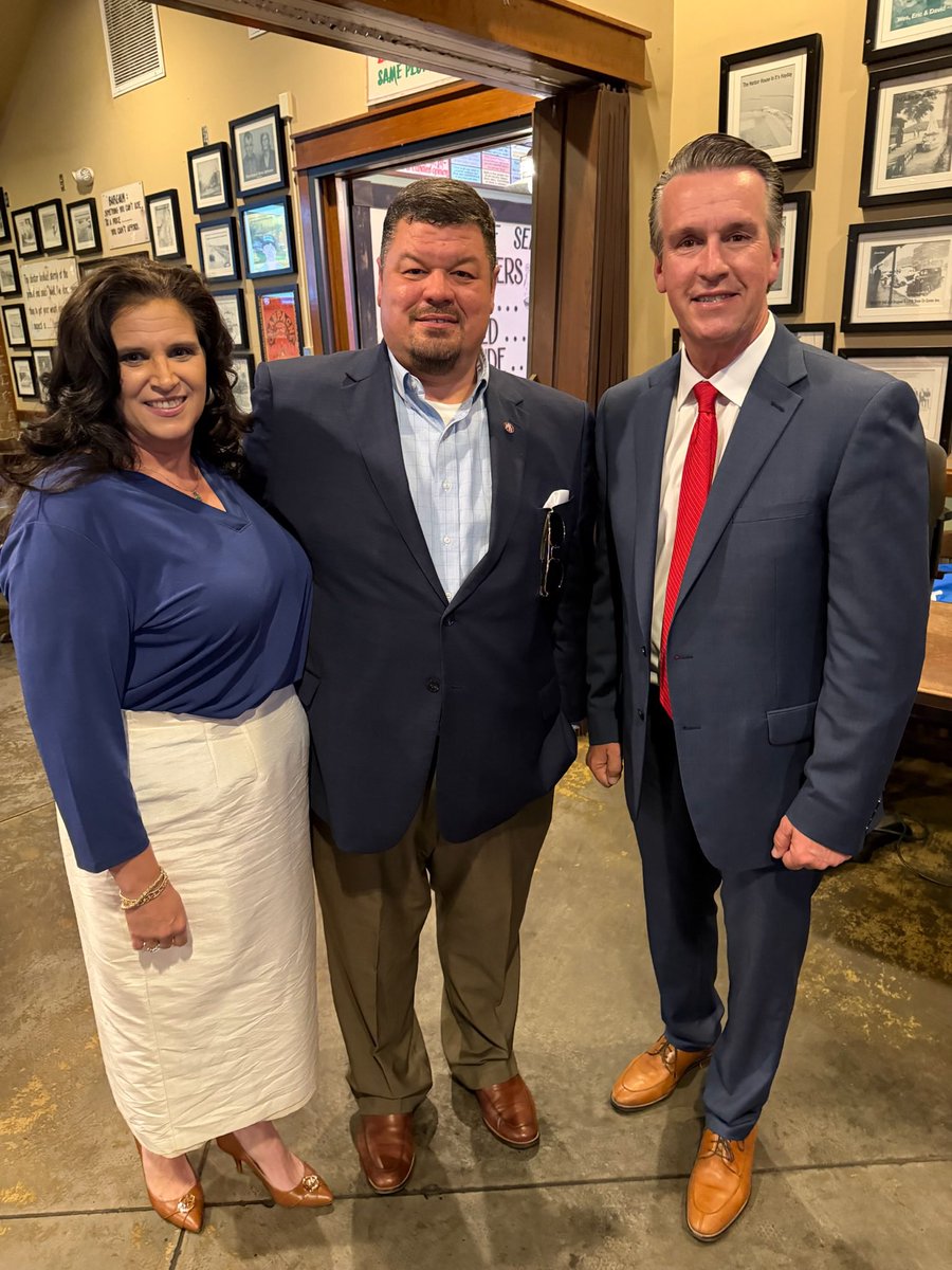 BMooreSenate's tweet image. Had a great visit with the Marshall County Republican Party at Wintzell’s in Guntersville recently!

I appreciate my friend @BrilynHollyhand for tagging along with Team Moore.

#BarryMooreforAlabama #ALpolitics #MarshallCounty