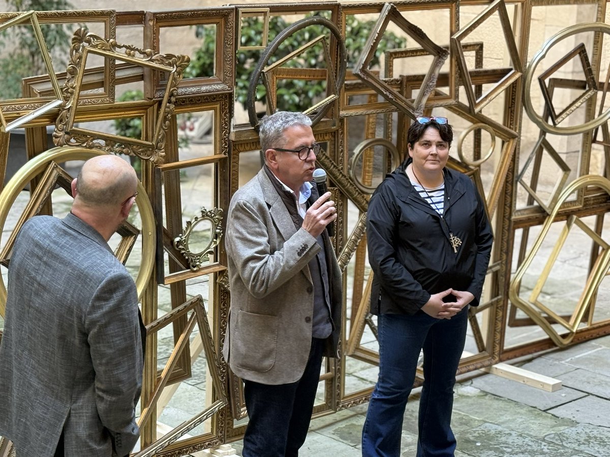 LoJoan's tweet photo. Reivindiquem la Diada de Sant Jordi i ho fem, un any més, amb la instalació de l’@IEILleida, obra de Xesco Mercé, amb col·laboració de Jaume Ramon ‘Dodó’. Perquè Sant Jordi forma part de la nostra identitat i és punta de llança en la defensa de la cultura i la llengua catalana. https://t.co/ra0vRtgRAD