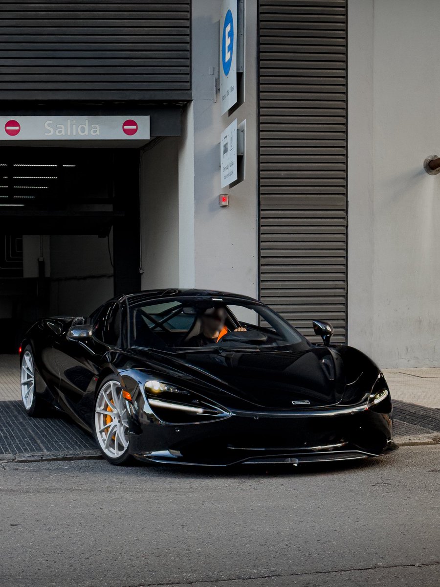 No todos los días se ve un McLaren paseando por las calles de Buenos Aires!! 🇦🇷
Este es uno de los dos 750s que llegaron al país, es literalmente un Batimovil🦇