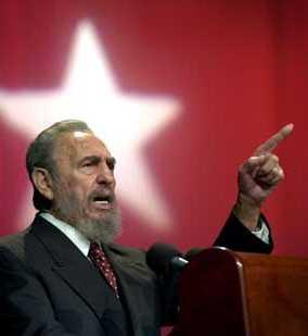 2000: Fidel clausura la Cumbre Sur en La Habana. Un discurso magistral donde denunció las injusticias del orden económico global y llamó a la unidad del Tercer Mundo. 🌍🤝
#CubaViveEnSuHistoría #FidelPorSiempre