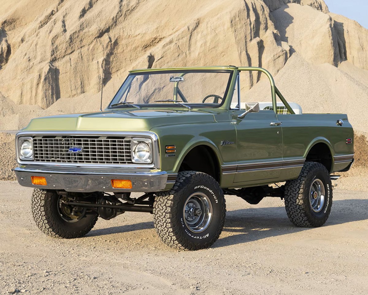 Barrett_Jackson's tweet image. Back to its roots. This custom 1972 @Chevrolet #K5 #Blazer is powered by its rebuilt matching-numbers 350ci V-8 engine paired with its original SM465 four-speed manual transmission. Selling with No Reserve at the 2026 #PalmBeach Auction.

Learn more: bit.ly/PB26TW-1972Che…