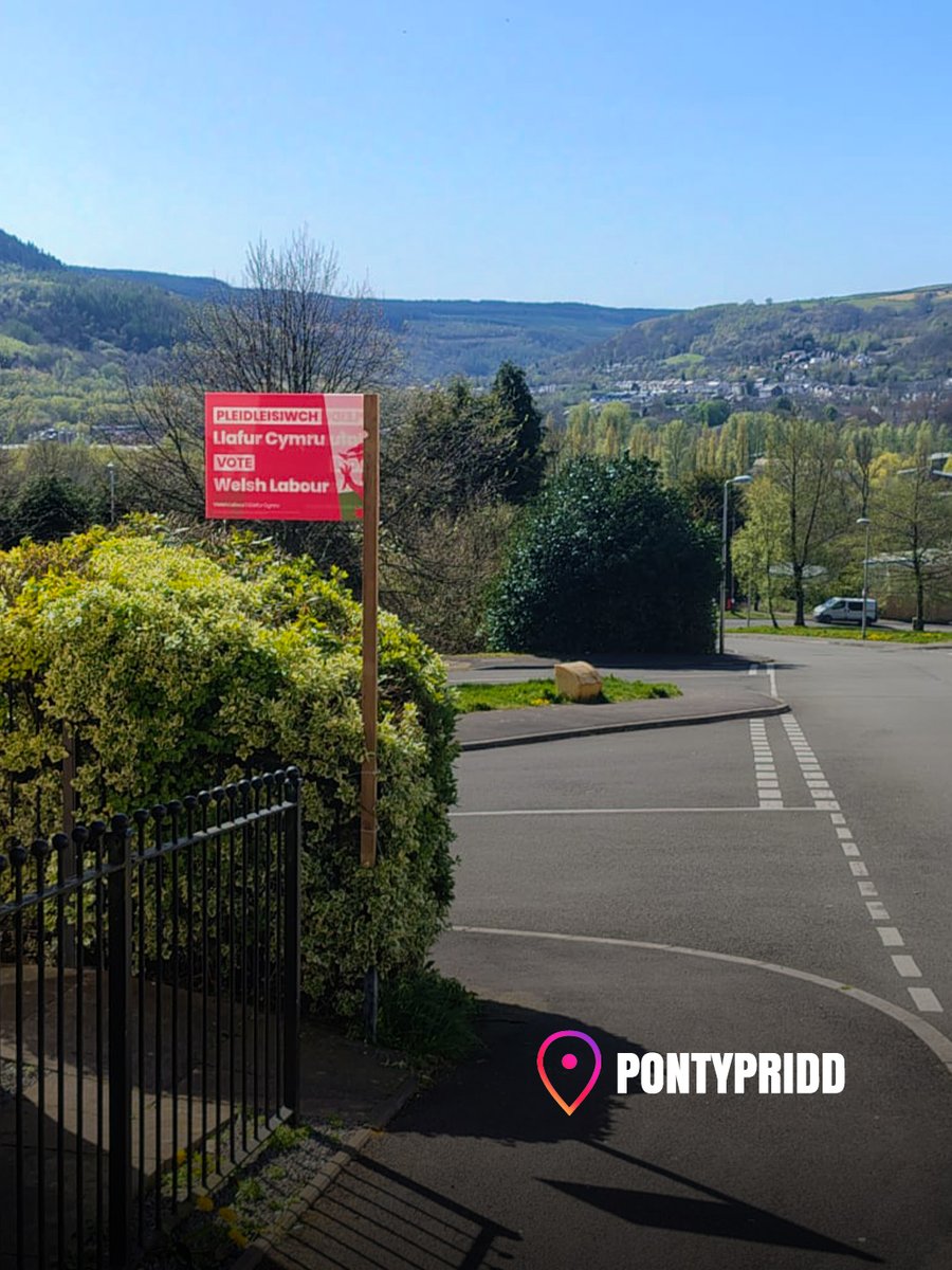 WelshLabour's tweet image. This is grassroots campaigning at its best. Every garden stake is a conversation had, a vote of confidence, a neighbour choosing Welsh Labour.

And we are ready to build a new chapter for Wales. 

Let’s keep going, together. 🌹