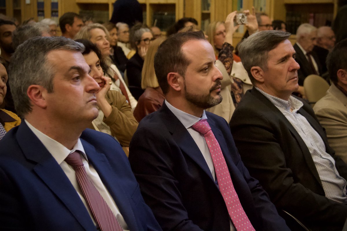 PP_Cuenca's tweet photo. Hemos acompañado hoy a los galardonados con las Medallas Cuenca Patrimonio de la Humanidad. 🏛️
Un reconocimiento justo a quienes hacen grande nuestra cultura y arte. 🎨
Espectacular broche de oro con Alicia Sánchez y Cristina Feiner. 🎶
#Cuenca #PatrimonioMundial #PPCuenca https://t.co/4BDuJ9SiVR