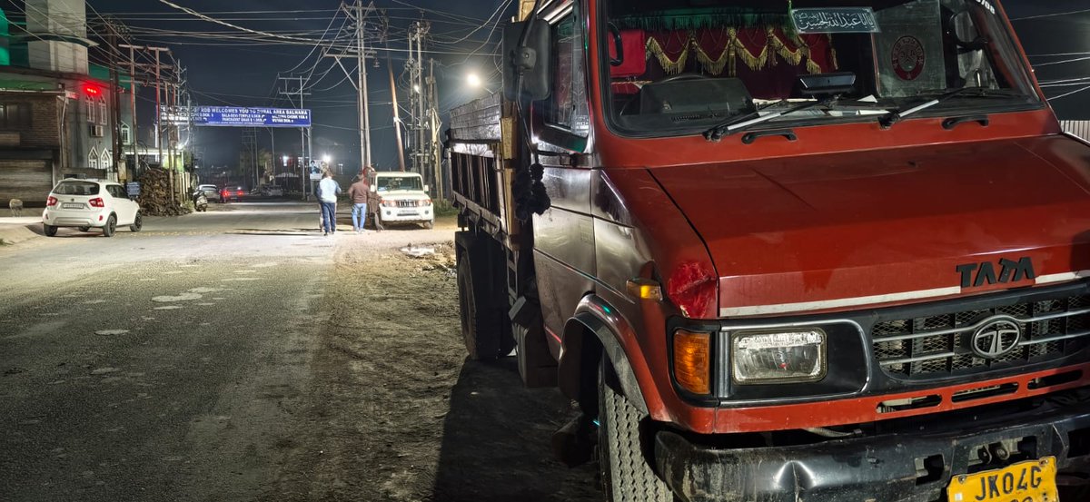 dmo_office's tweet photo. To prevent illegal transportation of minor minerals in District Srinagar, DMO SGR along with  his seizure squad team seized 02 tippers/02Dumpers/one EXCAVATOR  Machine during the last 12 hours.@srinagaradmin @mosinnur @SrinagarPolice https://t.co/oZf6SEhd0n