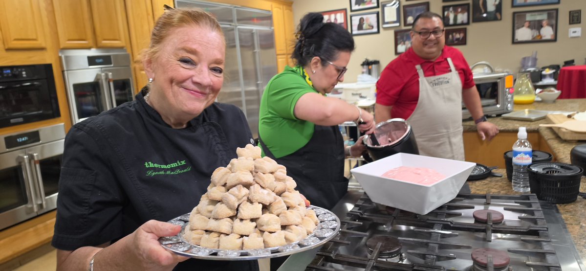 Foodfaye's tweet image. Learning About the Thermomix from Lynette MacDonald of @Thermomixusa
While Enjoying a Spring Produce Menu from @MelissasProduce. Wonderful
#hummus, herb dip, carrot-beet salad, turmeric #wellnessshot and lots more!
