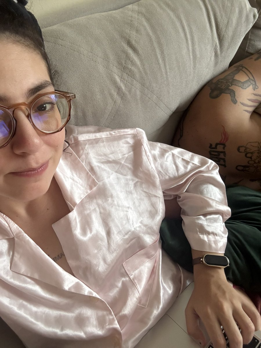 situação de imobilização por felino — meu gatinho dormiu com a cabeça embaixo da minha asa e eu não posso mais me mexer 🤒