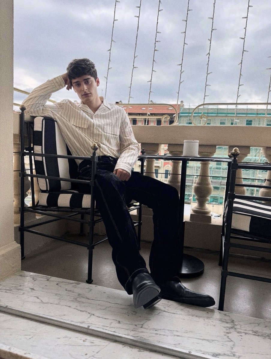 AngelInTheRightSideUp tweet media