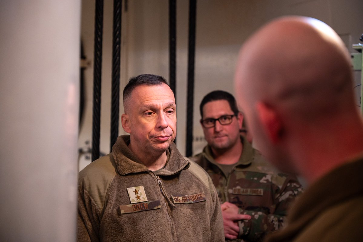 TeamMinot's tweet photo. 🫡Minot AFB hosted Defense Threat Reduction Agency director. 

Maj. Gen. Lyle Drew visited to further his understanding of the global deterrence mission at MAFB. https://t.co/yVVt4pqmSz
