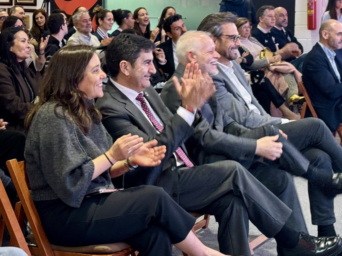 blancolobeiras's tweet photo. Noraboa a Teresa Portela, @BorjaIglesias9, Melania Rodríguez, @UniFerrol @RCDeportivo Abanca, Dro Fernández, e a @EmpujandoS premiados nos Premios do Deporte de @lavozdegalicia 

Talento, esforzo e valores que fan de Galicia unha referencia. Sodes un orgullo. https://t.co/NZPLUGk0cW