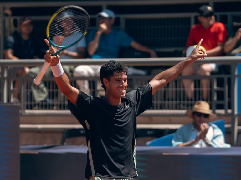 delpynews's tweet photo. ▶️DANIEL VALLEJO, PRESENTE EN EL CUADRO PRINCIPAL DE ROLAND GARROS 2026| ​​​​​👏​​​🤩

El compatriota apareció en la selecta lista de inscriptos para el main draw del Grand Slam de París.​🔥

Se trata del primer cuadro principal del tenista paraguayo.👊🎾

Vía: ABC Color y Drive Cruzado