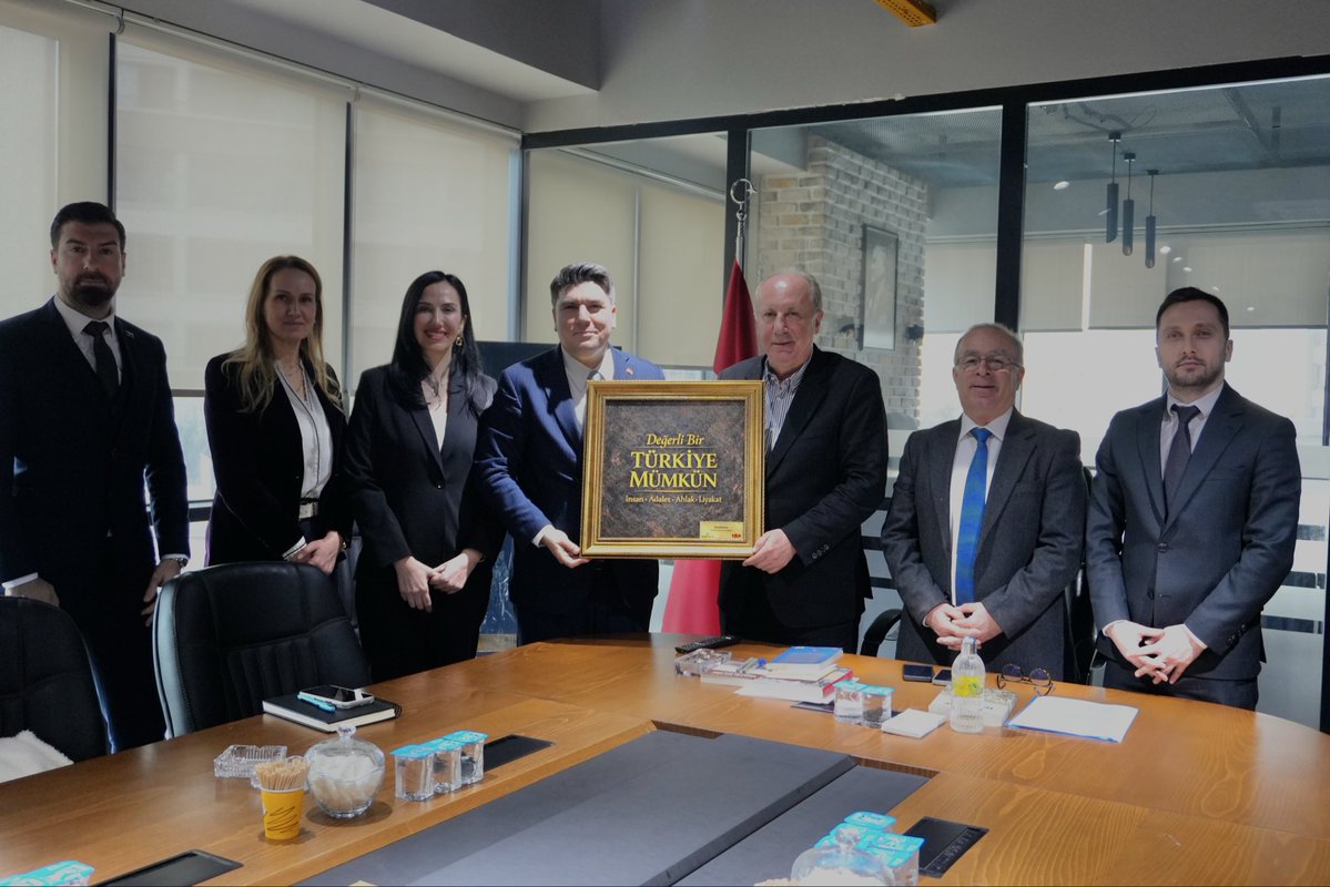 Genel Başkanımız Av. Selahattin Par ve Değer Partisi Heyeti, "Değerli Bir Türkiye Mümkün" ziyaretleri kapsamında CHP'nin 2018 yılı Cumhur Başkanı Adayı Sayın Muharrem İnce'yi ziyaret etti.

#MUHARREMİNCE #DEĞERLİBİRTÜRKİYE #DEĞERPARTİSİ #SELAHATTİNPAR #CHP