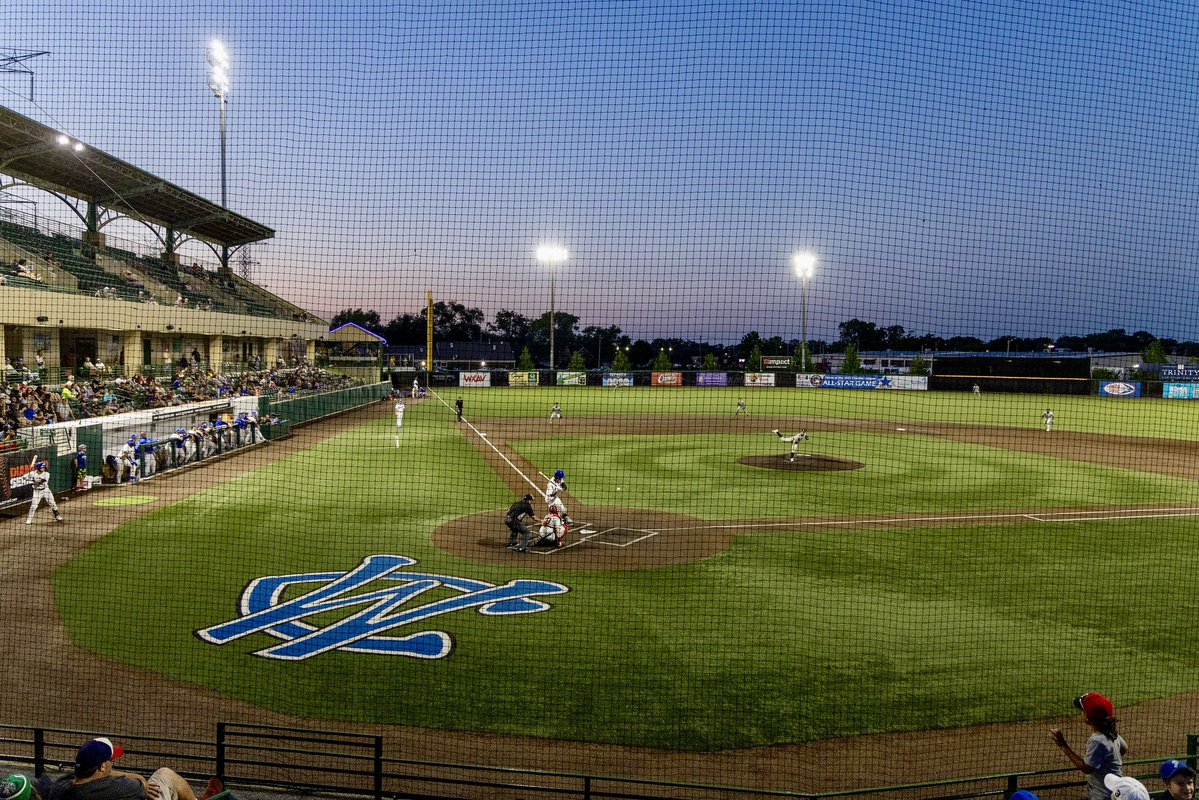 RHSbaseball234's tweet image. Opportunity to go earn the conference sweep starts at 4:30 PM today against Riverside Brookfield at beautiful Ozinga Field in Crestwood, IL. Make the trip, come support, and watch the Rebels get after it on the road.
#Upstate8 #ConferencePlay #RebelUp