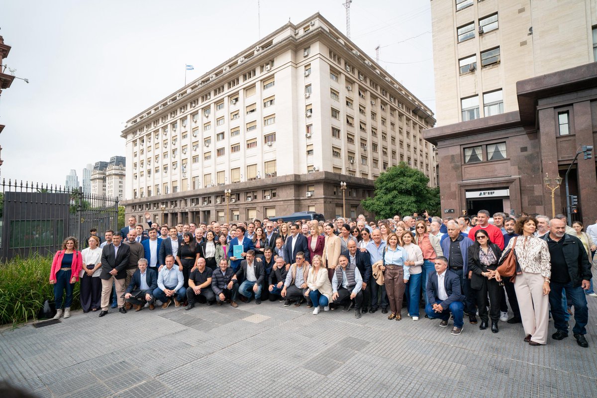 marielfmoreno1's tweet photo. Junto a intendentas e intendentes de todo el país, nucleados en la Federación Argentina de Municipios y al ministro de Infraestructura y Servicios Públicos de la provincia de Buenos Aires, Gabriel Katopodis, presentamos un documento en el Ministerio de Economía de la Nación para reclamarle a Caputo lo que es de todas y todos. 

El gobierno nacional aumenta la recaudación pero para el pueblo solo hay miseria. Subieron el impuesto al combustible pero no logran bajar el precio de la nafta y el gas oil, y tampoco financian las obras que les corresponden.

Los municipios no recibimos absolutamente nada de Nación desde el primer día que asumió Milei y nos tenemos que hacer cargo cada vez de más necesidades de nuestra población. 

Gobiernan solamente para el 1% de la población más rica del país. Todo el resto tenemos que estar juntos y luchar para volver a tener un gobierno nacional popular.